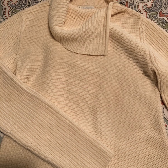 Banana Republic beige turtleneck sweater. - Picture 2 of 2